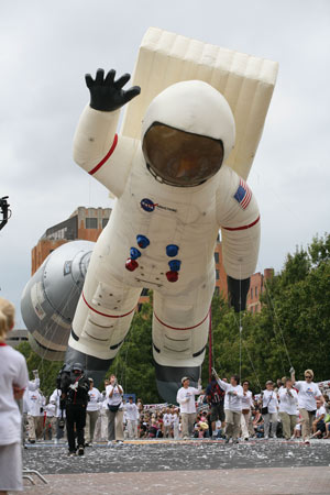 40' Astronaut